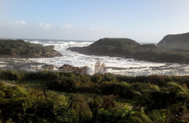 The Tasman Sea is a 10-minute walk away with amazing coastal walks