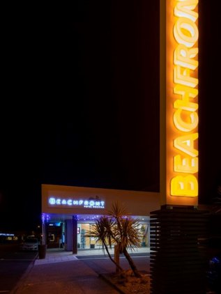 Beachfront Hotel Hokitika entrance.jpg