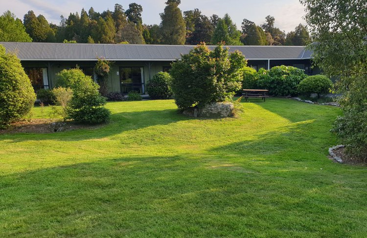 Lake-Brunner-Country-Motel-Cabin-Lodges.JPG