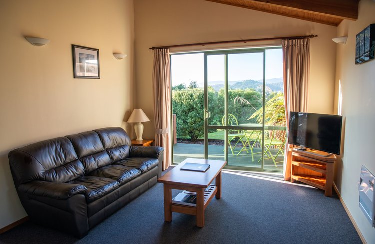 Queen suite living area