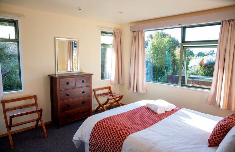 Queen suite bedroom