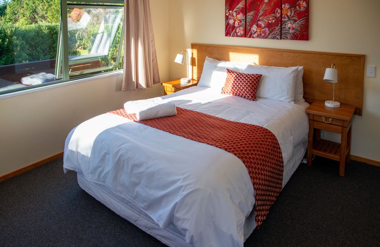 Queen suite bedroom