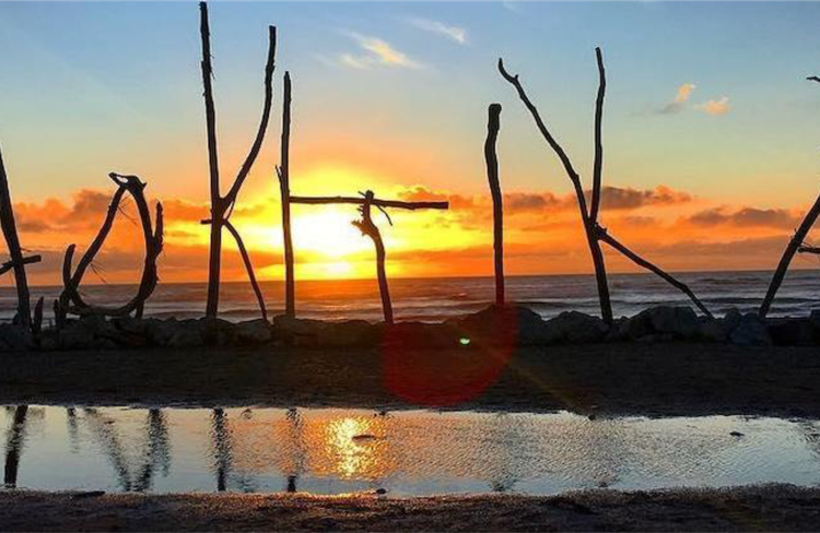 Hokitika - wild Tasman Sea and wild West Coast Beach with beautiful sunsets at Beachfront Hotel
