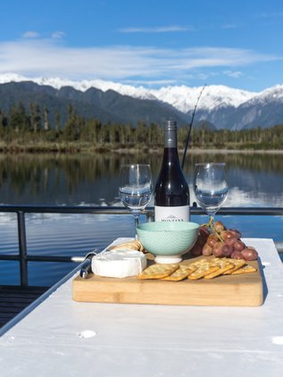 Evening cruises with wine and cheese