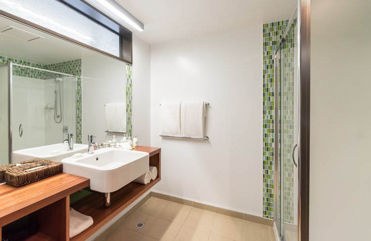 Deluxe Room Bathroom