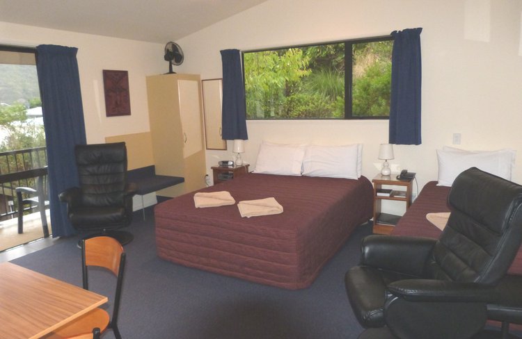 Room 10 (Balcony deluxe) Quuen & single bed in same room