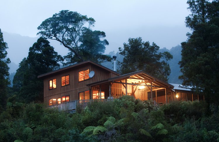 Rough and Tumble Bush Lodge at night