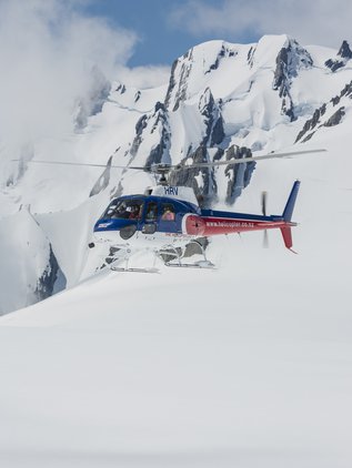 Discover the gigantic expanse of the glacier snowfields with a landing