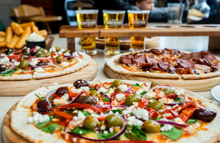 Crowd-pleaser food avialable like pizzas and chips to go with your refreshing beers or just a coffee