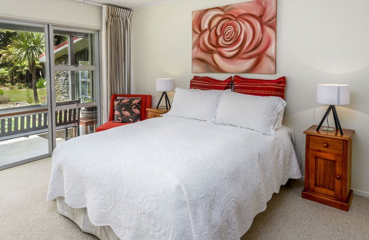 Queen Bed with Garden Views and Private Bathroom